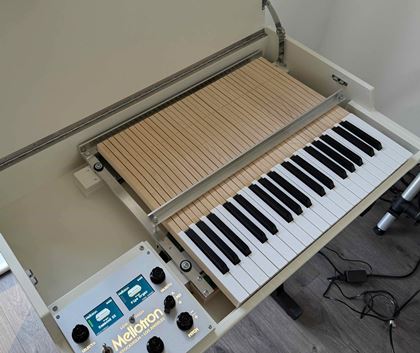 Mellotron-M4000D with 5 extra sound cards